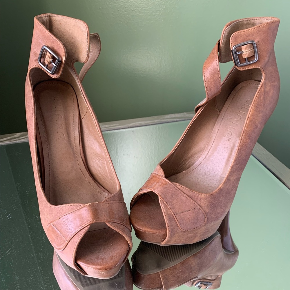 Women’s tan stiletto
